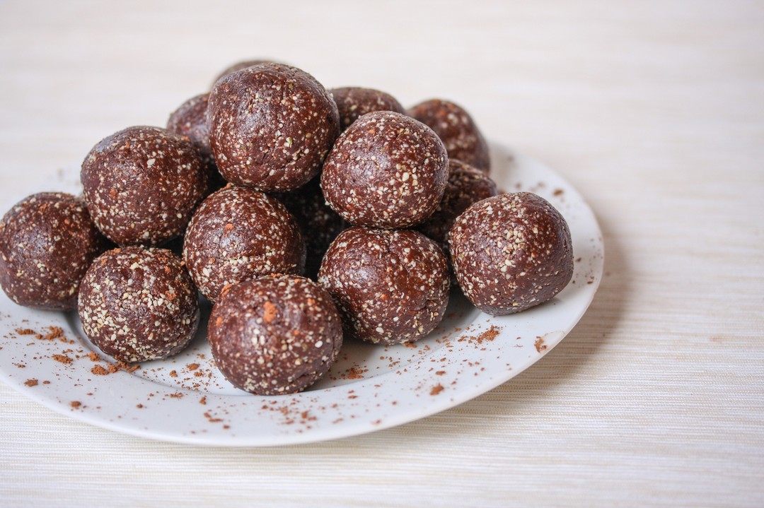 Oh my goodness, where does the time go? I developed these chocolate balls waaaay back when my eldest was about 2, and I was trying to boost his iron intake. He's now 10 😳

If you've been following me for a while, you'll know that pumpkin seeds, cashews and cocoa powder are 3 of my absolute favourite iron boosting ingredients. And hey, these chocolate balls have all three! 

Iron Rich Chocolate Protein Balls

If you are not using fresh Medjool dates for this recipe, I recommend soaking the dates in boiling water for about 10 minutes to soften them before starting the recipe as dried dates can be hard to process. I use 1 cup Medjool dates, and 2 cups ordinary pitted dates for this recipe. 

Prep Time: 10 mins
Total Time: 10 mins
Servings (total): 12

2 cups Pumpkin Seeds
¼ cup Sesame Seeds
¼ cup Cocoa Powder
2 cups Medjool Dates (presoaked if necessary)
Water (optional)

1. Process the seeds in a processor or high powered blender until crumbly.
2. Add the dates and cacao. Process until fully incorporated into the nuts and seeds, and the mix forms a sticky crumb. The mix should stick together when pressed between the fingers. Add the water 1 Tbs at a time if required to get the mix to come together.
3. Roll spoonfuls of the mix into balls.
4. The protein balls can be eaten immediately, or refrigerated. The balls will keep in a sealed container in the fridge for approximately 4 days, or can be frozen.

I try to keep a batch of these in the freezer all the time for an easy grab snack for the kids. It makes healthy snacks sooo much easier. 

 #vegannutrtitioncoach #veganparents #vegancomfortfood #vegannutritionist #veganfamilies #vegankidsnutrition #vegannutrition #vegankidsofig #vegankidsfood #vegansofig #veganiron #vegansnacks #vegansnacksforkids #vegansnacksonthego